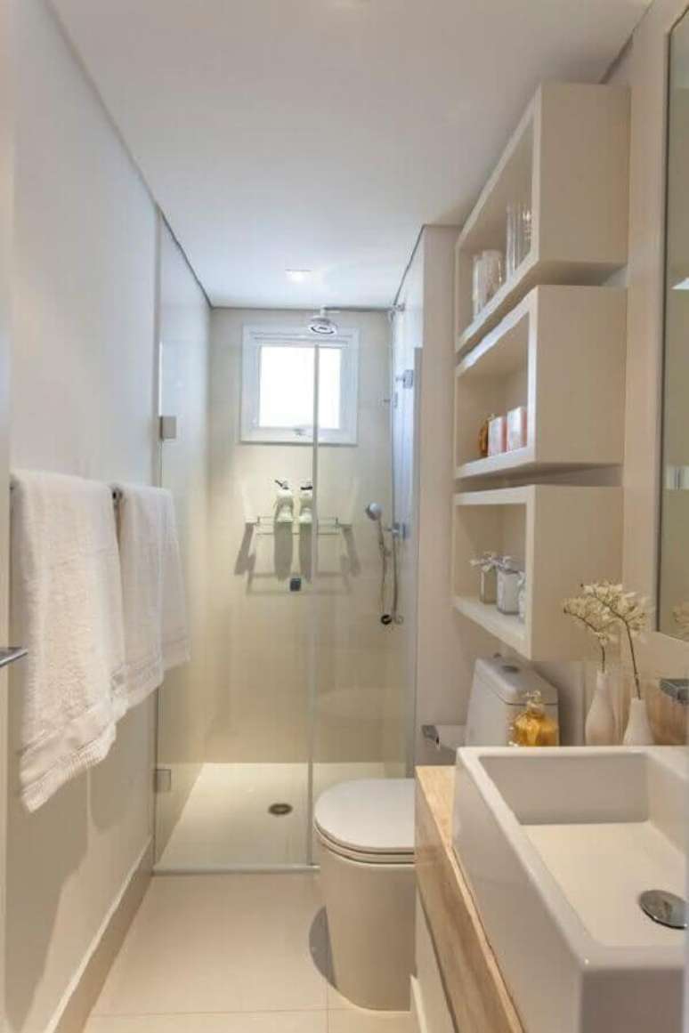 5. Nichos são essenciais para manter a organização no banheiro pequeno de apartamento simples – Foto: Homely