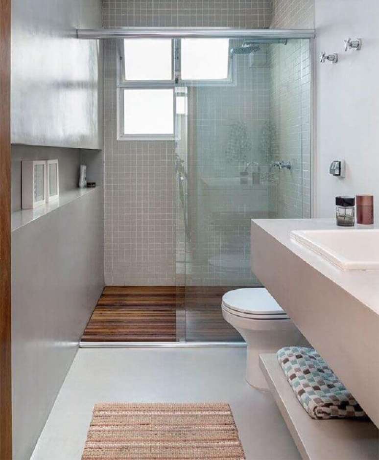 32. Invista no cimento queimado para um toque moderno na decoração do banheiro pequeno de apartamento – Foto: Webcomunica