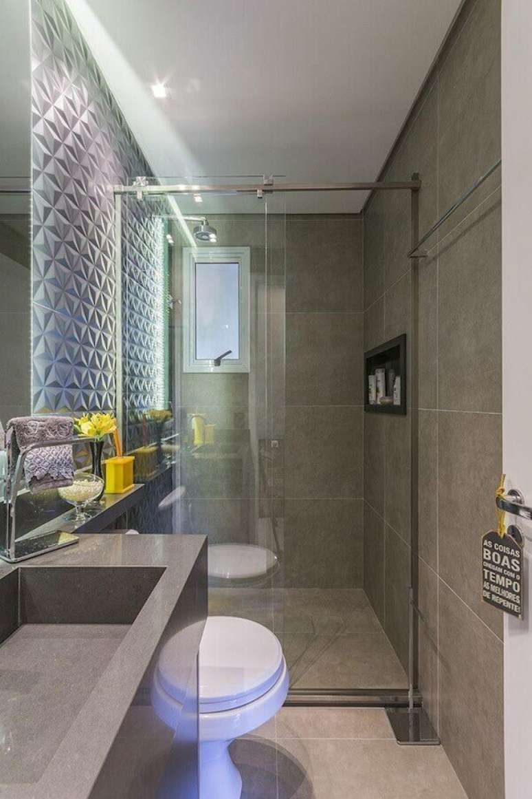 35. Banheiro pequeno de apartamento todo cinza com revestimento 3D – Foto: LO Interiores