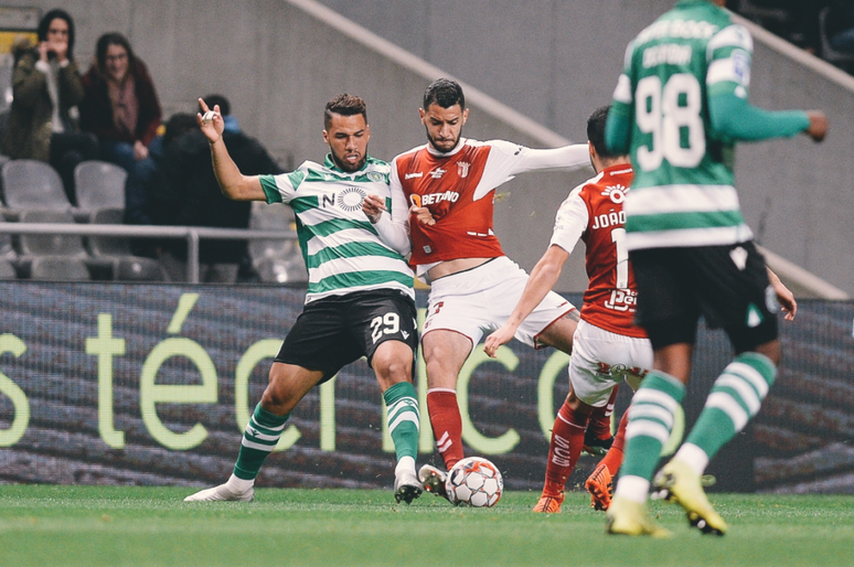 Jogadores em disputa de bola durante a partida (Foto: Divulgação/Braga)