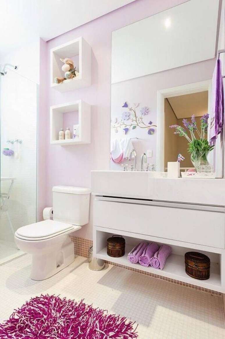 36. Delicada decoração para banheiro de apartamento branco e lilás com nichos decorativos e gabinete suspenso – Foto: Wood Save