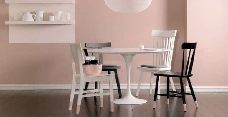 39. Sala de jantar rosa com rodapé madeira branco – Foto: Revista VD
