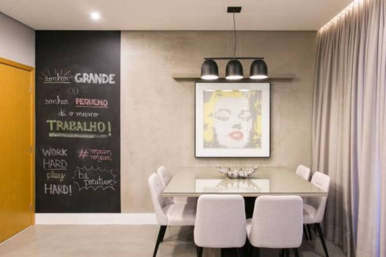 49. Sala de jantar com parede de cimento queimado e rodapé branco – Projeto: Sharon Fliter Arquitetura e int