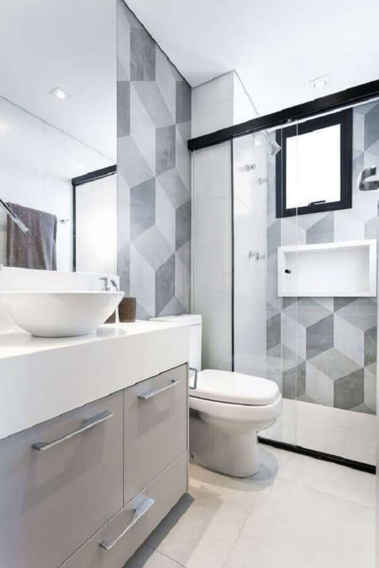 46. Modelo de banheiro de apartamento branco e cinza com detalhes pretos &ndash; Foto: Casa de Valentina