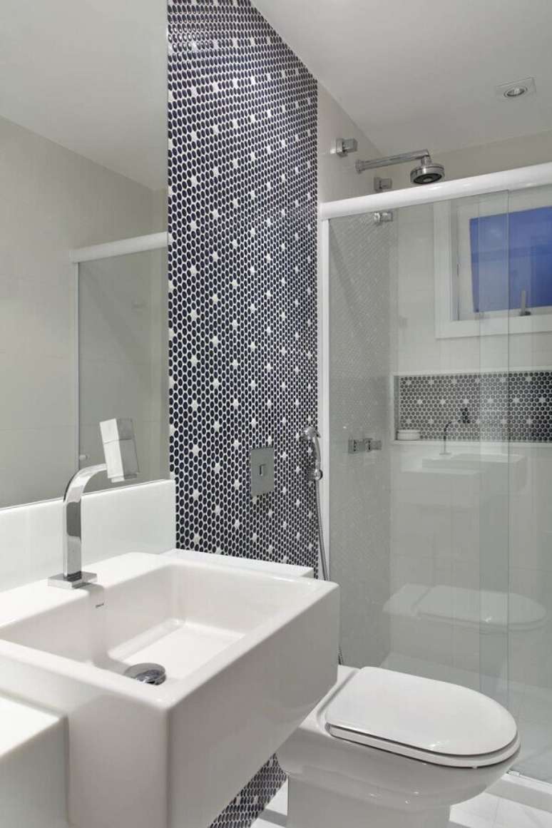 53. Modelo de banheiro de apartamento pequeno decorado com pastilhas hexagonais &ndash; Foto: Pinterest