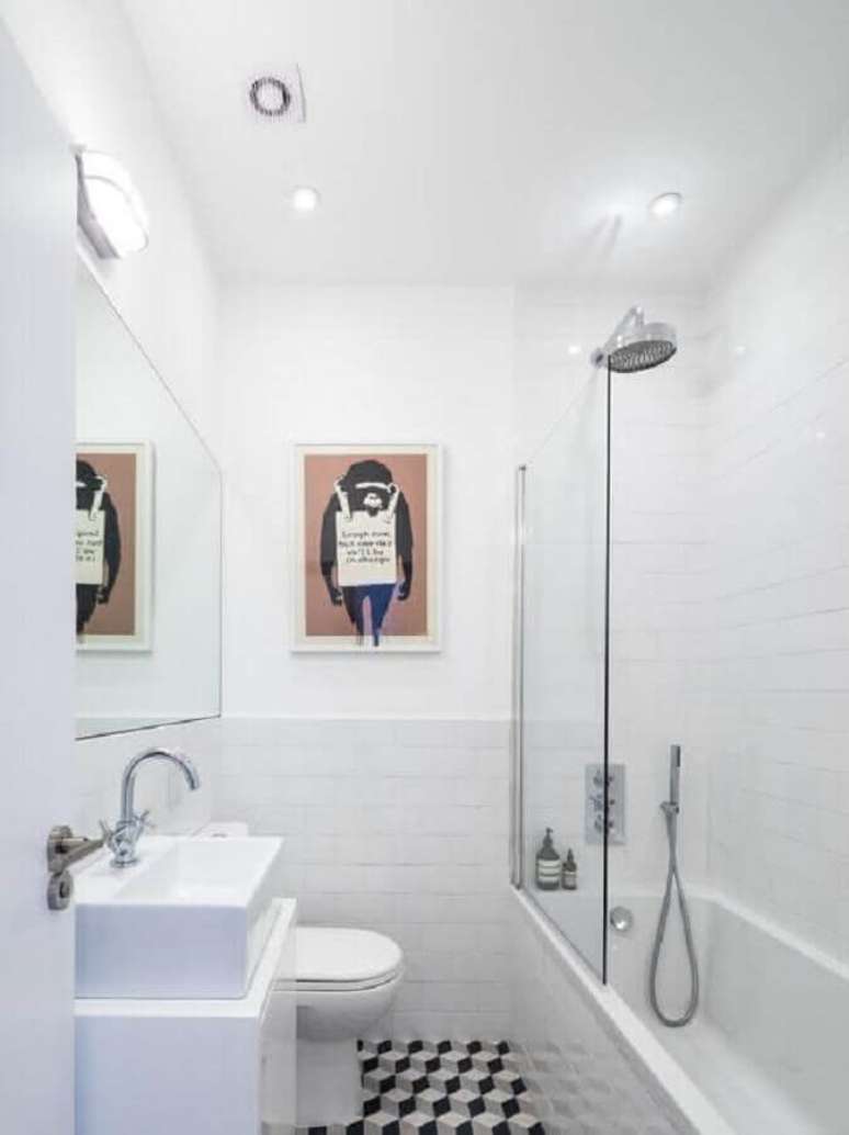 55. Modelo de banheiro de apartamento simples todo branco – Foto: Home Designs Ideas