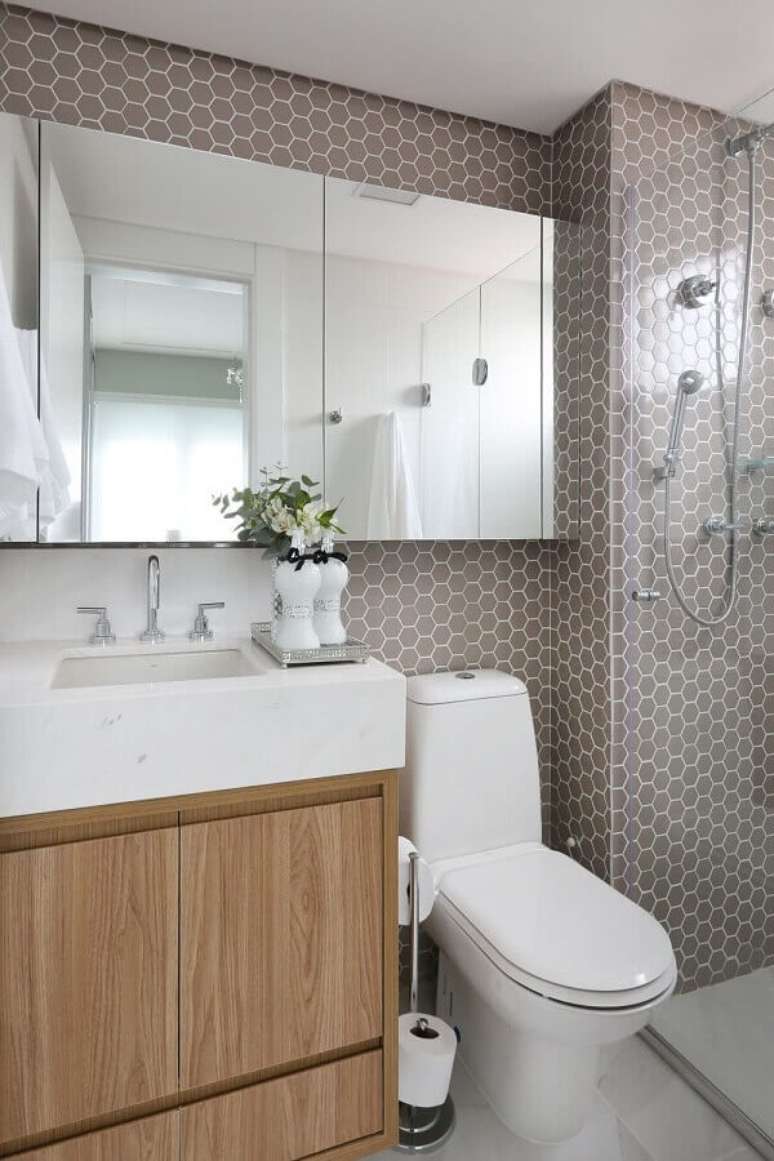 56. As pastilhas em formato hexagonal fazem toda a diferença na decoração de banheiro pequeno de apartamento – Foto: Levitrabook