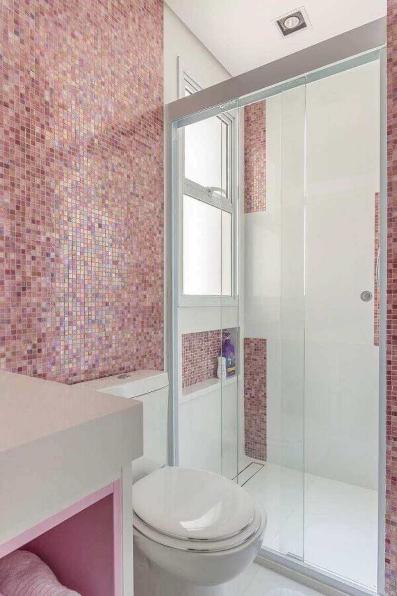 57. Pastilhas cor de rosa para decoração de banheiro de apartamento – Foto: Blog da Cyrela