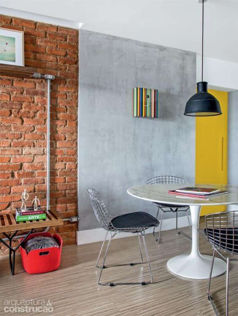 51. Piso laminado com rodapé branco – Foto: Casa Abril