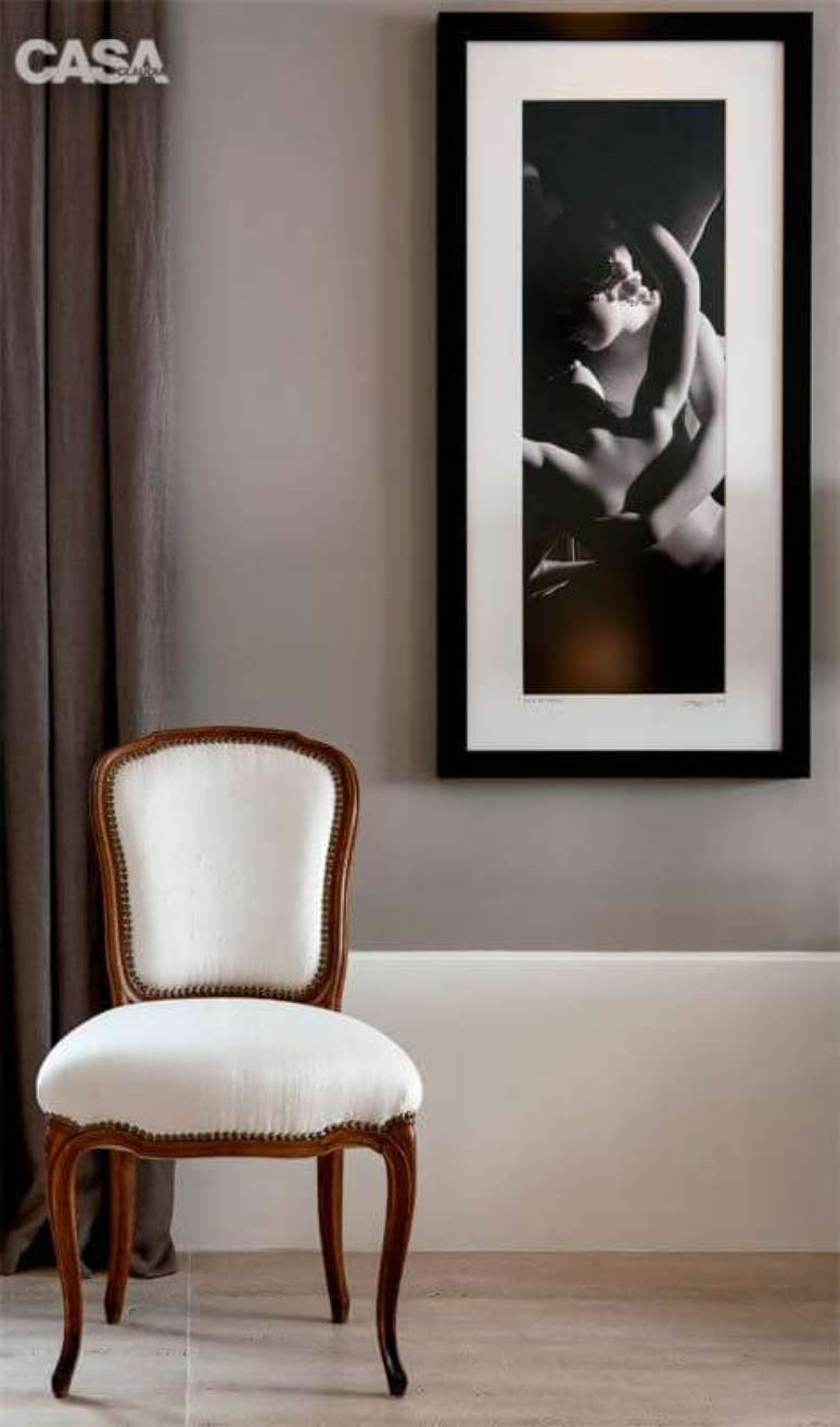 3. Rodapé branco e alto para sala de estar moderna – Foto: Casa Abril