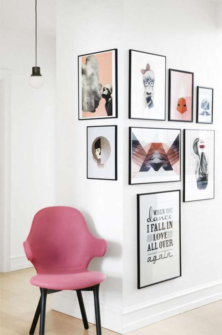 8. Sala com rodapé branco com quadros modernos – Foto: Imaginarium