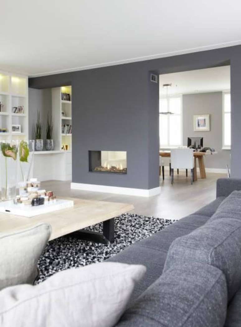 20. Sala moderna em tons de cinza com rodapé branco em destaque – Foto: Decoração e Invenção