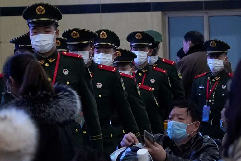 Agentes de segurança usam máscara de proteção em estação de trem de Xangai
22/01/2020
REUTERS/Aly Song