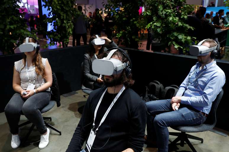 Pessoas participam de demonstração de óculos de realidade virtual, na Califórnia. 30/4/2019. REUTERS/Stephen Lam 