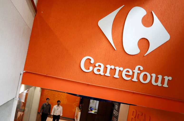 Logotipo do Carrefour num supermercado da rede, em São Paulo. 9/11/2017. REUTERS/Nacho Doce