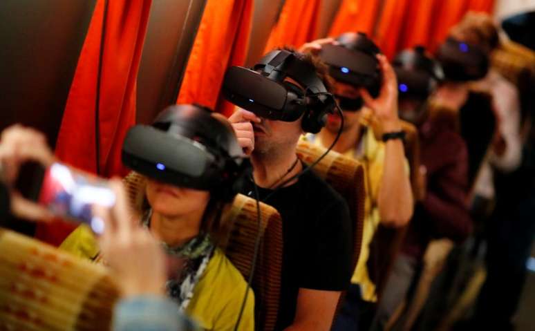 Pessoas com óculos de realidade virtual em Berlim, Alemanha 
22/0/2019
REUTERS/Hannibal Hanschke