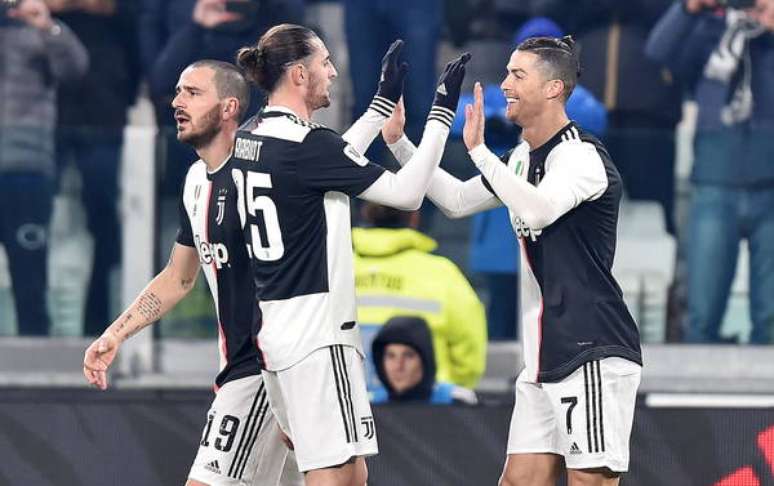 Jogadores da Juventus comemoram gol de Cristiano Ronaldo