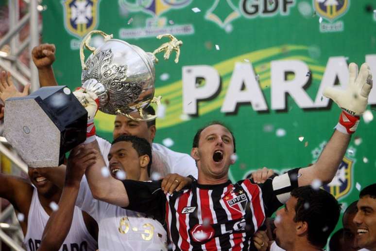 São Paulo prestou homenagem no dia do aniversário de seu maior ídolo (Foto: AFP / JOEDSON ALVES)