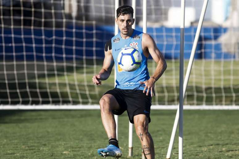 Avelar deixou de ser lateral para atuar como zagueiro (Daniel Augusto Júnior/ Agência Corinthians)