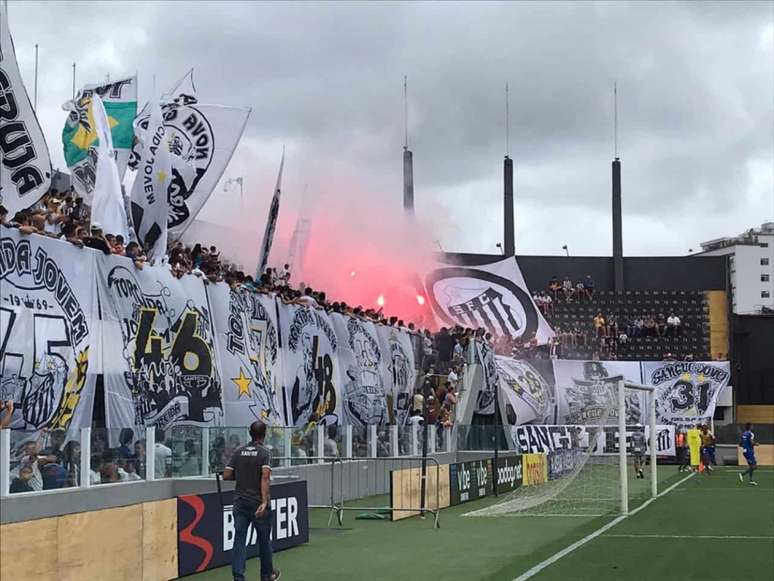 Torcida do Santos compareceu e usou sinalizadores na Vila Belmiro (Arthur Faria)