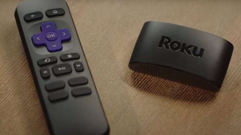 À direita dispositivo da Roku para TVs mais antigas