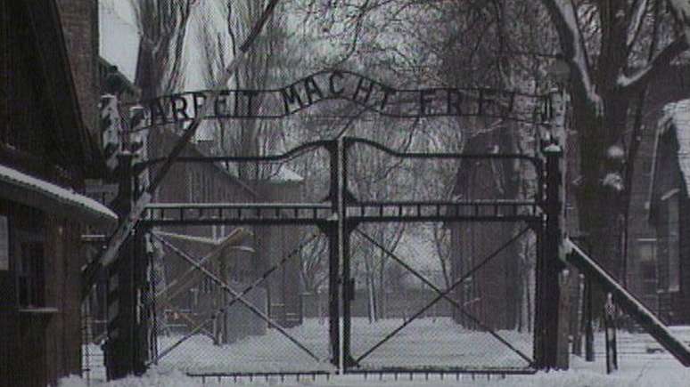 'Uma mesma bacia de noite &eacute; penico e de dia &eacute; o prato em que voc&ecirc; come. E voc&ecirc; come como cachorro, porque n&atilde;o tem garfo nem faca', conta Stern sobre a vida em Auschwitz