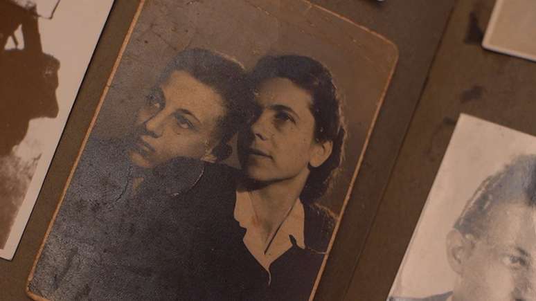 Andor Stern em foto com sua m&atilde;e; ela foi morta na c&acirc;mara de g&aacute;s em Auschwitz, quando ele era adolescente