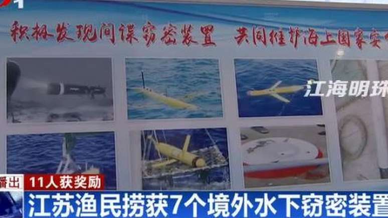 Tela de televisão mostra reportagem sobre drones encontrados pelo mar na China