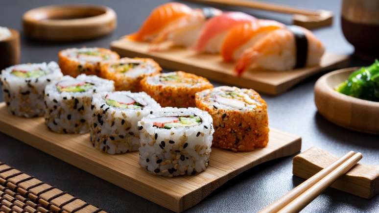 O NHS considera seguro comer peixe cru em pratos como sushi, porque, segundo eles, a maioria é feita com 'peixe de cativeiro'