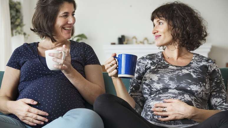 O café em doses moderadas não causa danos ao feto, explica obstetra