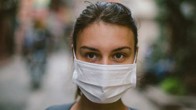 Cientistas mantêm ceticismo em relação à eficácia do uso de máscaras para evitar a propagação de vírus