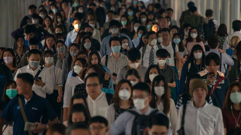 Máscaras do tipo cirúrgico ajudam a proteger de respingos de espirros e tosses, mas não evitam completamente a contaminação área