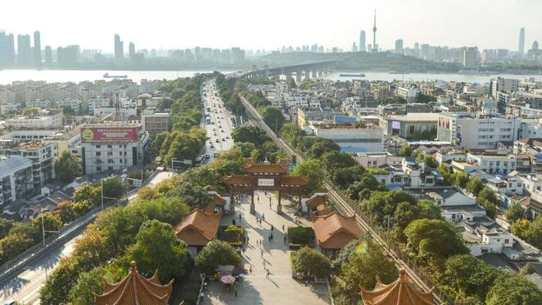 Wuhan, na região central da China, é a sétima maior cidade do país — e entrou definitivamente no mapa mundial por ter sido origem de novo coronavírus