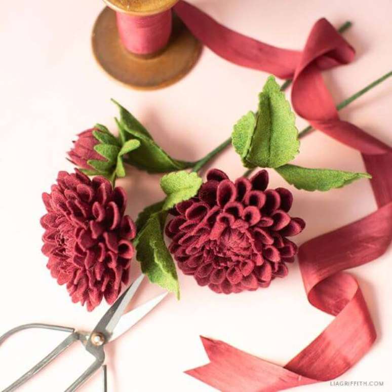 42. Flor de feltro para decorar a casa &ndash; Foto: Lia Griffin