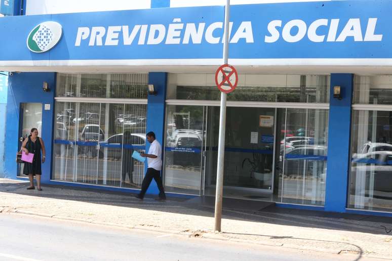 Fachada de agência da Previdência Social.