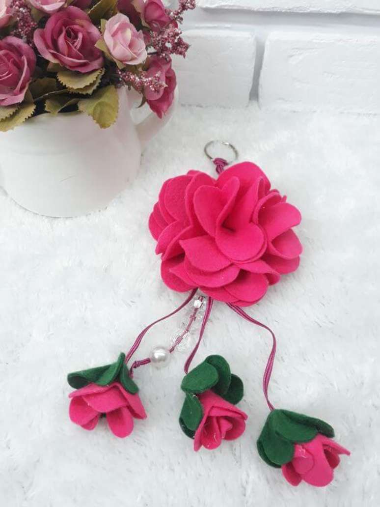 6. Chaveiro de flor de feltro rosa – Foto: Youtube