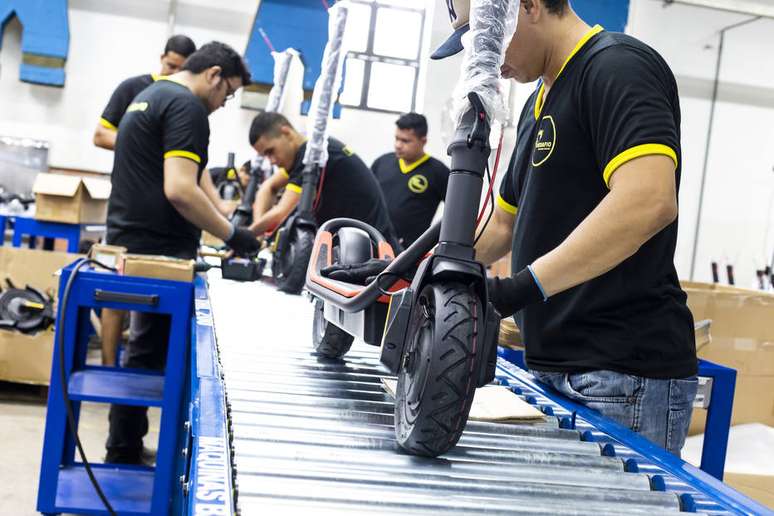 Linha de montagem de patinetes elétricos da Drop em Manaus