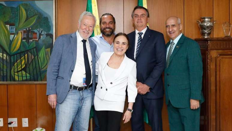 Regina Duarte leva filho (segundo da esq. para a dir., de camisa azul clara) a reuniões com cúpula do governo Bolsonaro