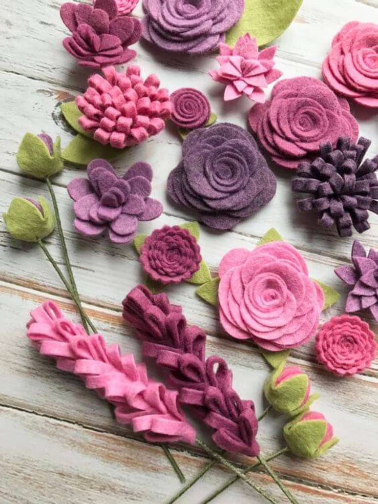 69. Flores de feltro para decora&ccedil;&atilde;o em tons de roxo &ndash; Foto: Etsy