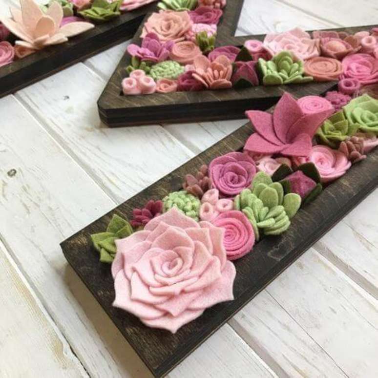 67. Flores de feltro para decora&ccedil;&atilde;o com letra do nome &ndash; Foto: Baby Malia