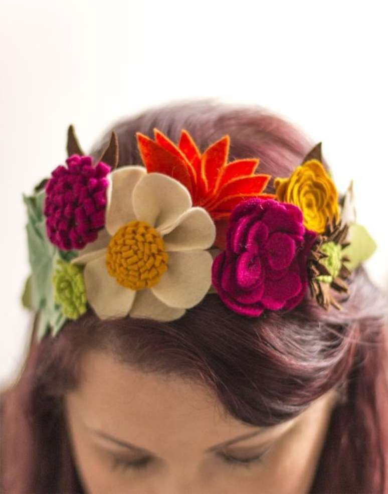 7. Tiara de cabelo feita com diferentes flores de feltro – Foto: Pinterest
