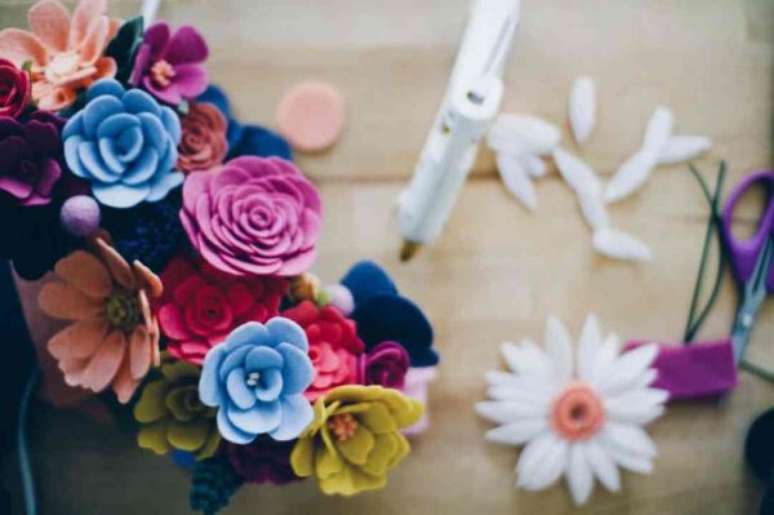36. Flor de feltro colorida para decorar a casa – Foto: Coconut Robot