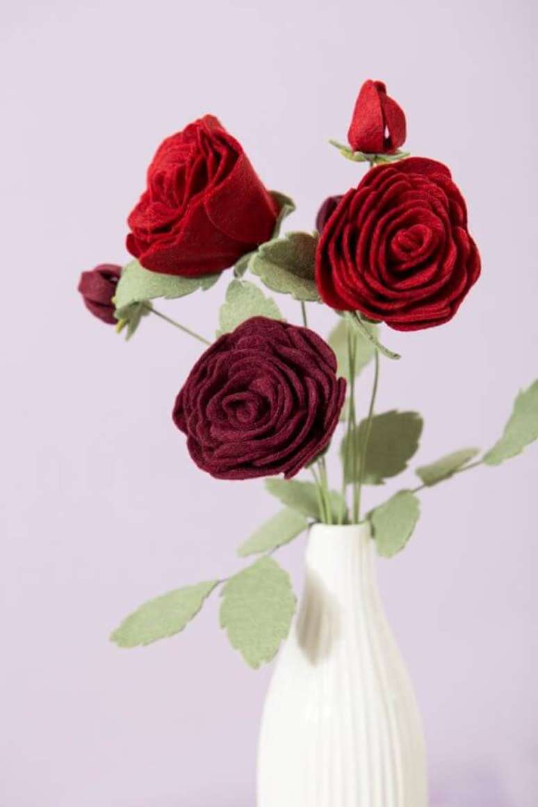 16. Rosas de feltro com vaso branco – Foto: Something Turquoise