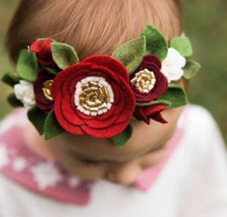 71. Headband flor de feltro vermelha – Foto: Flower Magazine