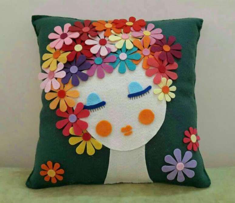21. Almofada de flor de feltro colorida &ndash; Foto: Wigsgonn