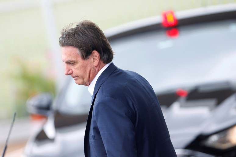 Bolsonaro caminha na sa&iacute;da do Pal&aacute;cio da Alvorada, em Bras&iacute;lia
22/01/2020
REUTERS/Adriano Machado
