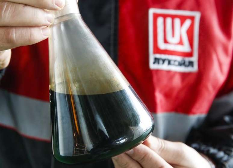 Funcionário da russa Lukoil segura amostra de petróleo em plataforma da companhia
16/10/2018
REUTERS/Maxim Shemetov
