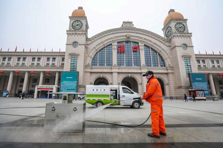 Trabalhador lança remédio em frente a estação de trem de Wuhan
03/01/2020
China Daily via REUTERS