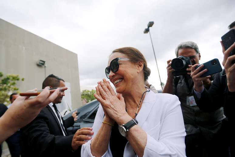 Atriz Regina Duarte fala com jornalistas ao chegar a aeroporto de Brasília 22/1/2020  REUTERS/Adriano Machado