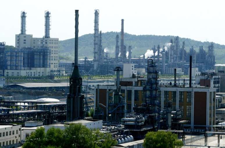 Refinaria de petróleo em Jilin, China 
24/05/2004
REUTERS/Claro Cortes